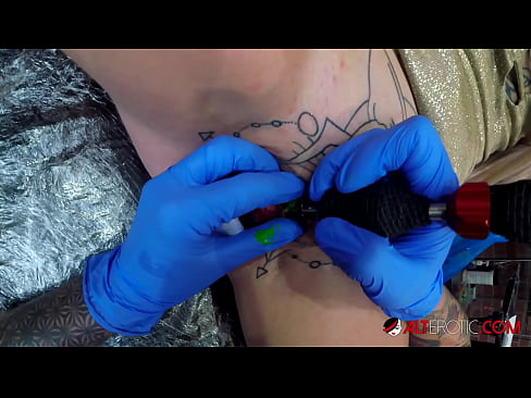 ❤️ Tsis tshua muaj tattooed hottie Sully Savage tau txais tattoo ntawm nws clitoris ❤️❌ tawv porn ntawm peb ❤